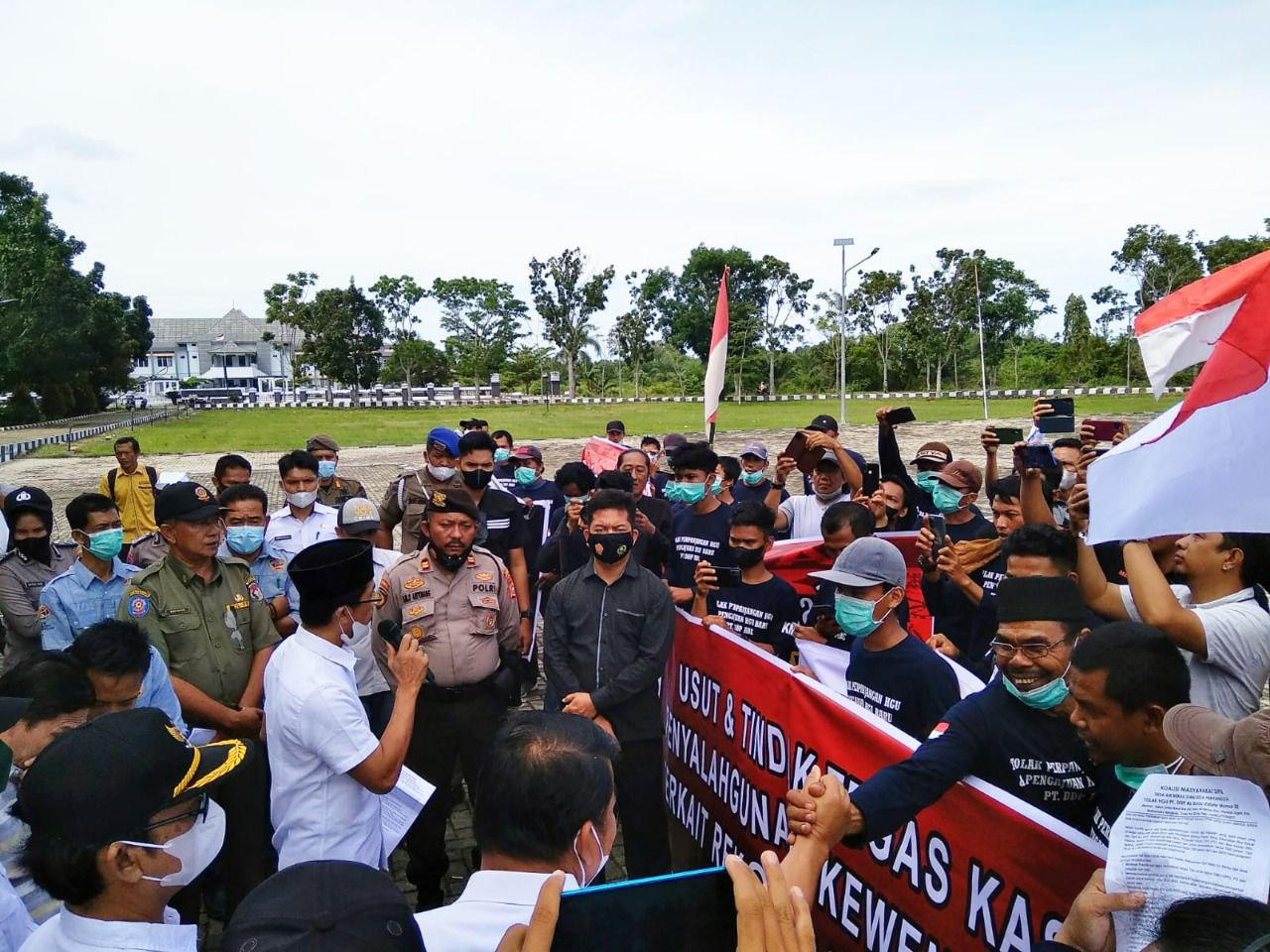 Geruduk Kantor Bupati Mukomuko, Masyarakat Tolak Perpanjangan HGU PT DDP