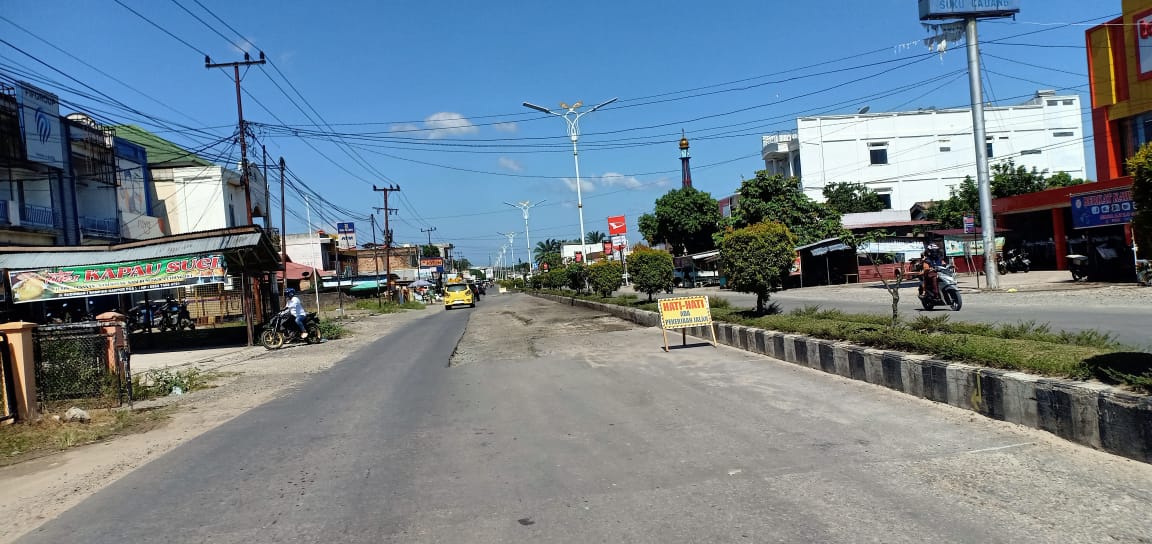 Diduga Tambal Sulam Asal Jadi, Jalan Lintas Rusak Parah