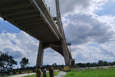 Enam Pemuda Ini Nekat Panjat Jembatan Siak Demi Angel Foto