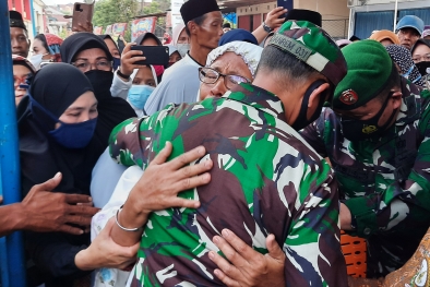 Ibu Praka Dedi Peluk Erat Brigjen Ismed saat Jenazah Anaknya Tiba