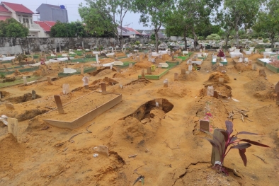 Puluhan Makam di TPU Payung Sekaki Pekanbaru Amblas