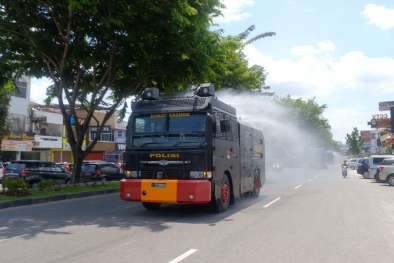 Polda Riau Semprot Disinfektan di Jalanan Pakai Water Cannon