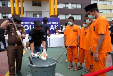 Disaksikan 15 Orang Tersangka, Polda Riau Musnahkan 26,83 Kg Sabu