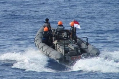 Aksi TNI AL Selamatkan Warga Asing yang Tercebur di Laut Natuna