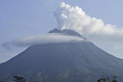 Gunung Merapi Muntahkan Lava Pijar Sejauh 1.400 Meter