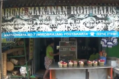 Di Pekuburan ini Ada Warung Makanan Roh Halus