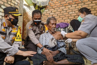 Warga Pekanbaru Kegirangan, Vaksinasi Jemput Bola ke Rumah