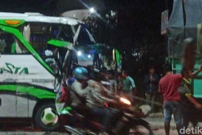 Bus Rombongan Peziarah Adu Banteng dengan Truk di Jalur Pantura