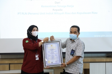 Sertifikat SMK3 Bendera Emas Tingkat Memuaskan Diraih PLN Riau