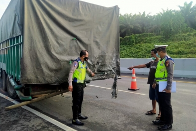 Toyota Innova Remuk Tabrak Truck di Tol Permai