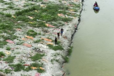 Ratusan Mayat Pasien Covid-19 Bermunculan di Sungai Gangga