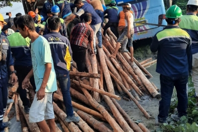 Bus Karyawan Tabrak Truk Kayu Akasia di Pelalawan