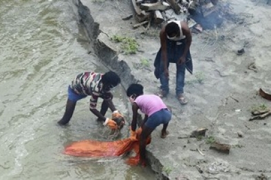 Kuburan Dekat Sungai Gangga Banjir, Ratusan Mayat Mengambang