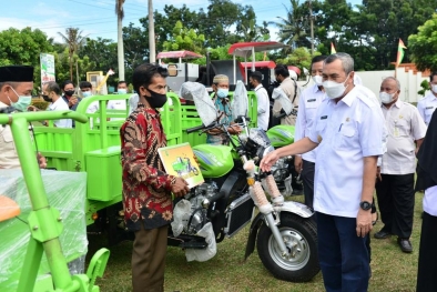 Supaya Petani Sukses, Gubernur Riau Berikan 287 Alsintan