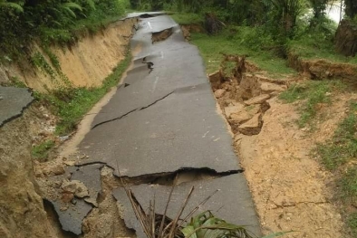 Hujan Deras, Ruas Jalan di Pinggir Sungai Kuantan Amblas