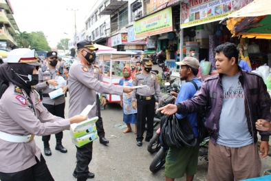 Polresta Pekanbaru Bagikan Masker dan Imbau Warga Patuhi Prokes