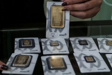 Harga Emas Turun Lagi, Dibanderol Rp940.000 per Gram