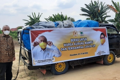 Mantan Gubernur Riau Borong 3 Ton Beras Petani di Siak