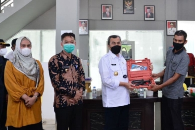 Nelayan Rohil dapat Bantuan 10 Mesin Kapal dari Gubernur Riau