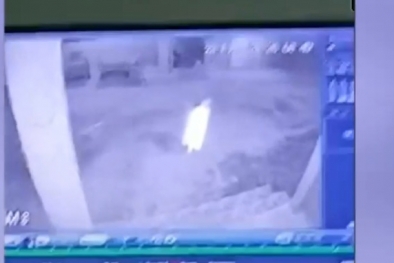 Viral Video CCTV Sosok Putih Misterius Gedor Rumah Warga, Ini Kata Polisi