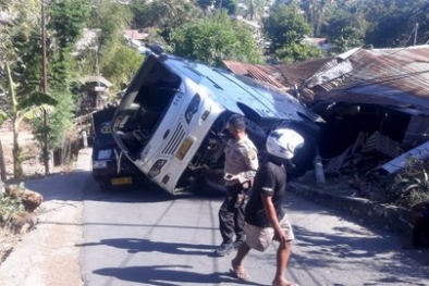 Bus Pengangkut Rombongan Pengantar Jenazah Terbalik dan Timpa Rumah