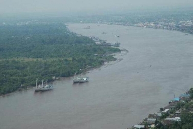 Diduga Bocor dari Tongkang, Sungai Mentaya Tercemar CPO