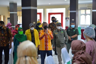 Warga Riau Antusias Minta Divaksin, Tapi Jumlah Dosis Sedikit