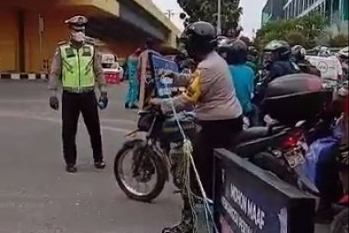 Viral di Pekanbaru, Polisi Cekcok dengan Perwira Polwan di Pos Penyekatan