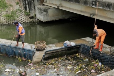 Sungai Ini Penuh Sampah Rumah Tangga, Pemkot Pasang Kubus Apung