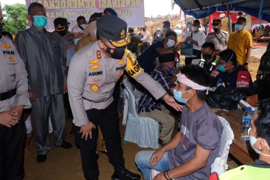 Kapolda Riau Saksikan Langsung Vaksinasi Suku Talang Mamak