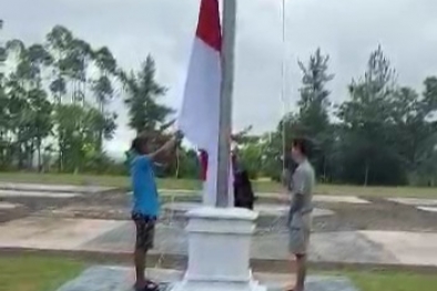 Viral Remaja Celana Pendek Turunkan Bendera di Kantor Bupati Kuansing