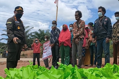 Suku Anak Dalam di Tebo Dapat Bantuan Sembako