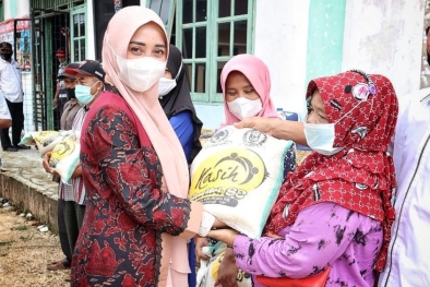 Warga Terdampak Pandemi Covid-19 di Riau Dikasih Beras 20 Ton