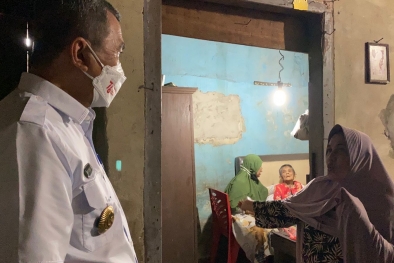 Di-DM Pemuda, Gubernur Riau Datangi Rumah Nenek Pengidap Diabetes