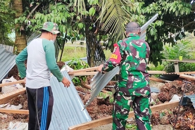 TNI Bantu Perbaiki Kerusakan Akibat Puting Beliung di Rohul