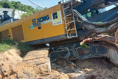 Alat Berat PT Adhy Karya Amblas di Jalan Permukiman Warga