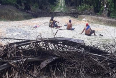 Protes Ganti Rugi Lahan, Warga Blokir Akses Jalan PT AIP