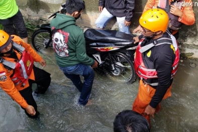 Mau Pulang, Roy dan Motornya Terseret Banjir di Pekanbaru