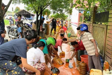 Truk Terbalik, Warga Berebut Pungut Tumpahan CPO