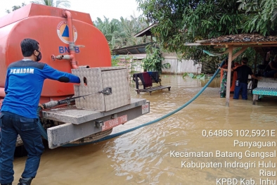 Air Bersih Disuplai untuk Korban Banjir Inhu