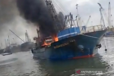 Astaga! Kapal Motor Terbakar di Pelabuhan