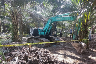 Sedang Buat Parit Gajah, Alat Berat Perusahaan Dibakar