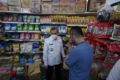 Gubernur Syamsuar Tegur Penjual Minyak Goreng yang Mahal