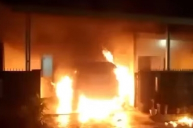 Mobil Suzuki Ignis Terbakar saat Parkir di Garasi