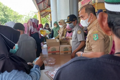 Emak-emak Serbu Minyak Goreng Murah di Pasar Belantik