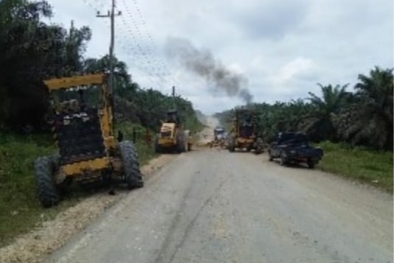 Rusak Parah, Perusahaan Gotong Royong Perbaiki Jalan