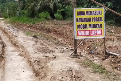 Di Daerah ini Truk yang Melintasi Jalan Kebun Wajib Bayar