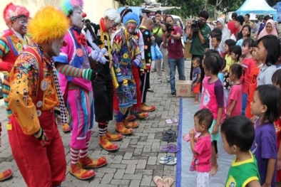 Sawit, Karnaval dan Canda-tawa