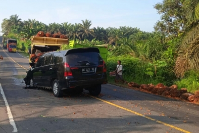 Minibus Seruduk Truk, TBS Berserak di Jalan