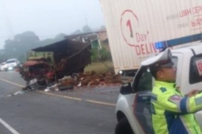 Truk Sawit vs Truk Kargo, Sopir Meninggal di TKP